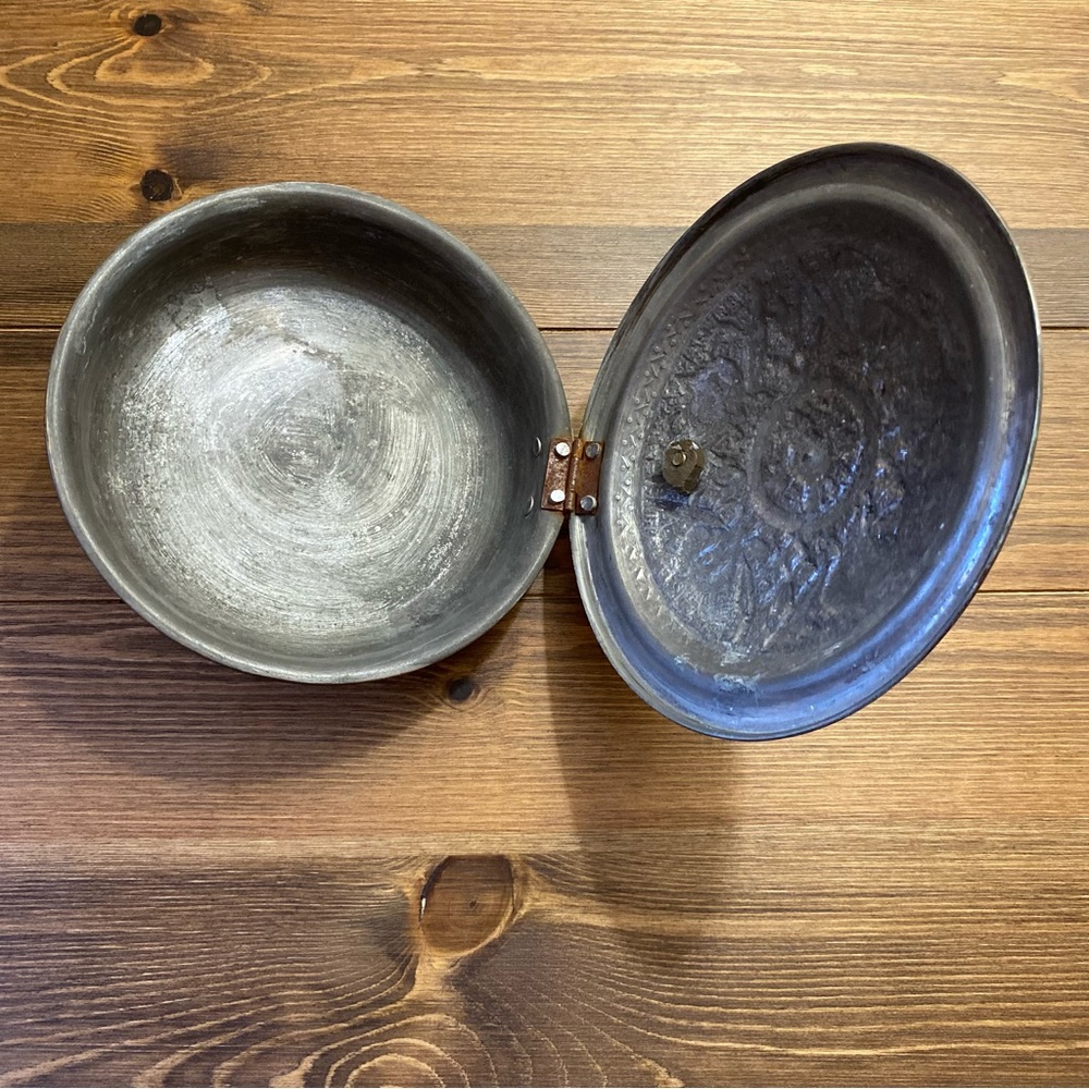 Vintage brass crumb catcher pan with thumb lib and wood handle - Picture 5 of 6